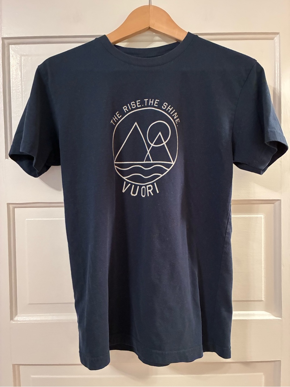 Vuori The Rise The Shine T-Shirt Men’s Navy Graphic Crewneck Small
